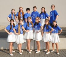 Die Olikätzchen mit ihrer Trainerin Ines